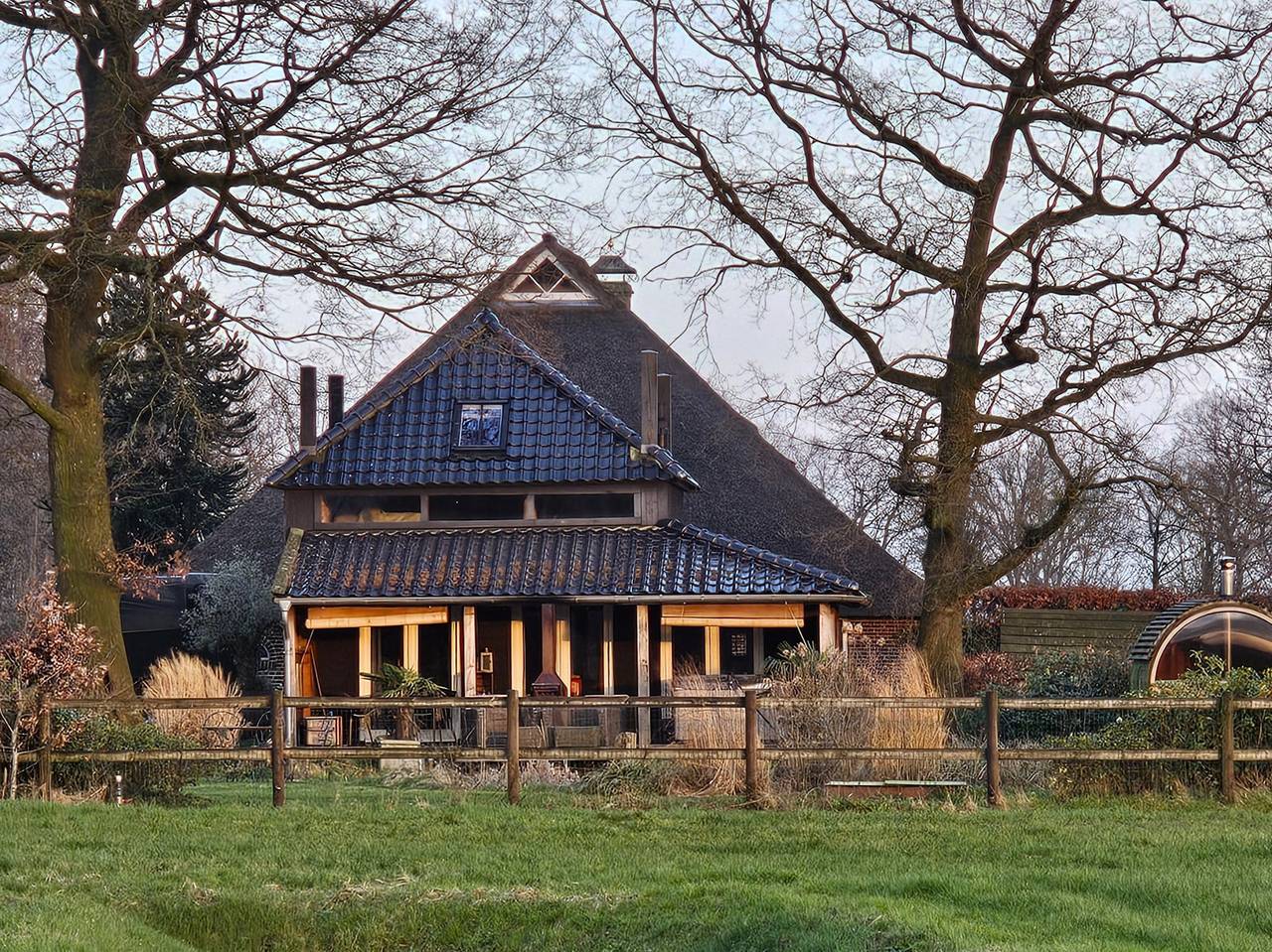 Romantisches Ferienhaus mit Außenspa, Sauna und Teich in ruhiger Lage in Drenthe in Nationalpark Dwingelderveld