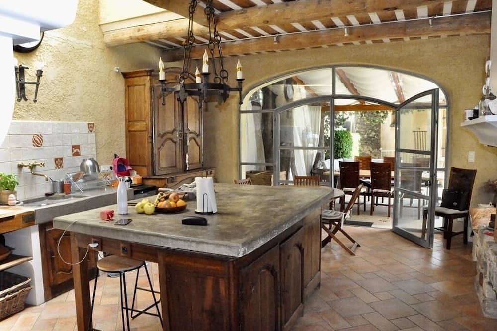 Très beau mas entièrement rénové avec grande piscine et jardin provençal  clos. in Cavillargues, Région de Nîmes