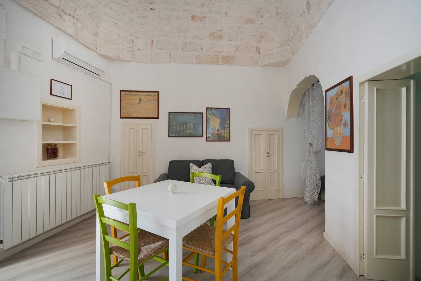 Entire apartment, Apartment 'Pà' with Wi-Fi and Air Conditioning in Ostuni, Salento