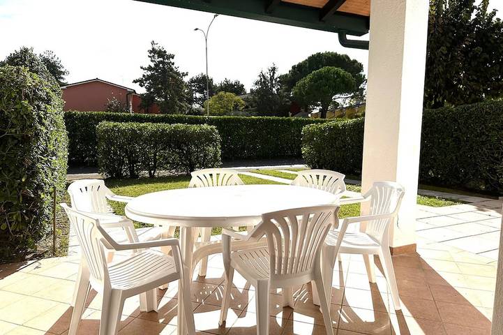 Villa mit pool für 6 Personen, mit Pool und Balkon in Bibione