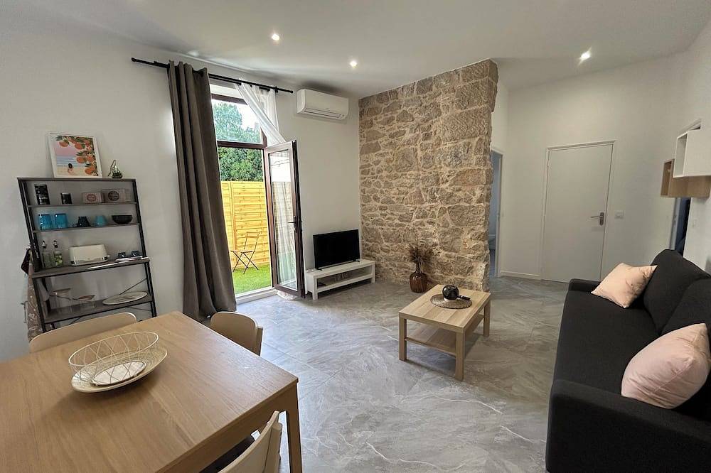 Entire apartment, 2-room apartment with terrace 15 min from Monaco in La Turbie, Nice region