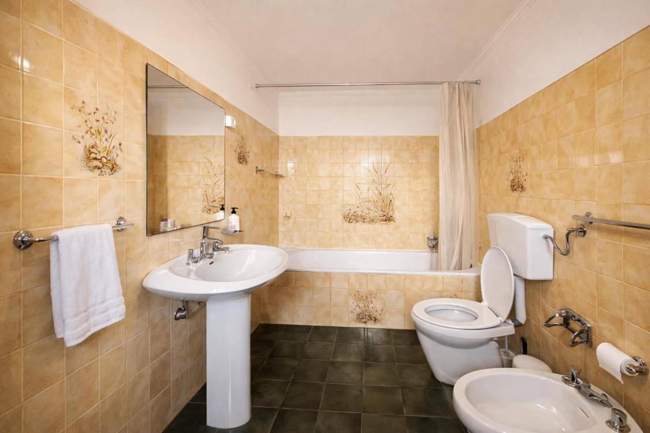 Entire holiday apartment, Twin Room with Shared Bathroom in Cascais e Estoril, Costa de Lisboa