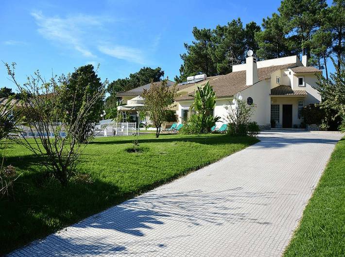 Casa de férias para 14 pessoas, com piscina e varanda e ainda jardim em Aroeira