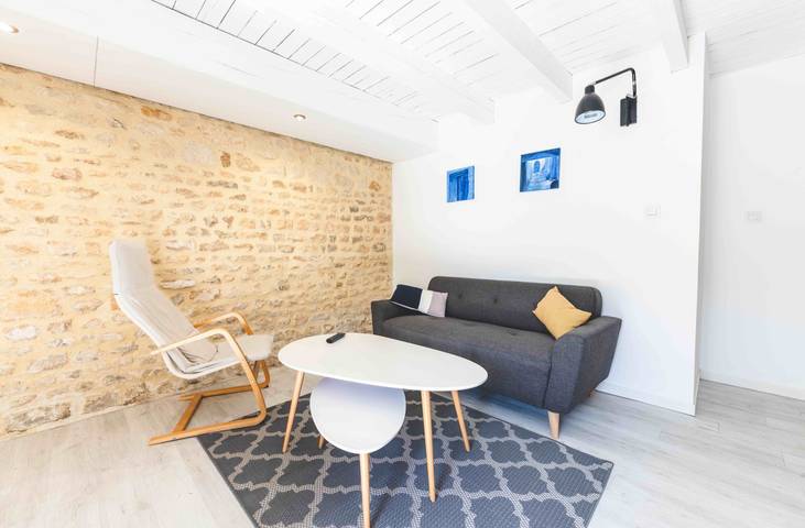 Gîte pour 4 personnes, avec piscine et terrasse ainsi que jardin et jacuzzi