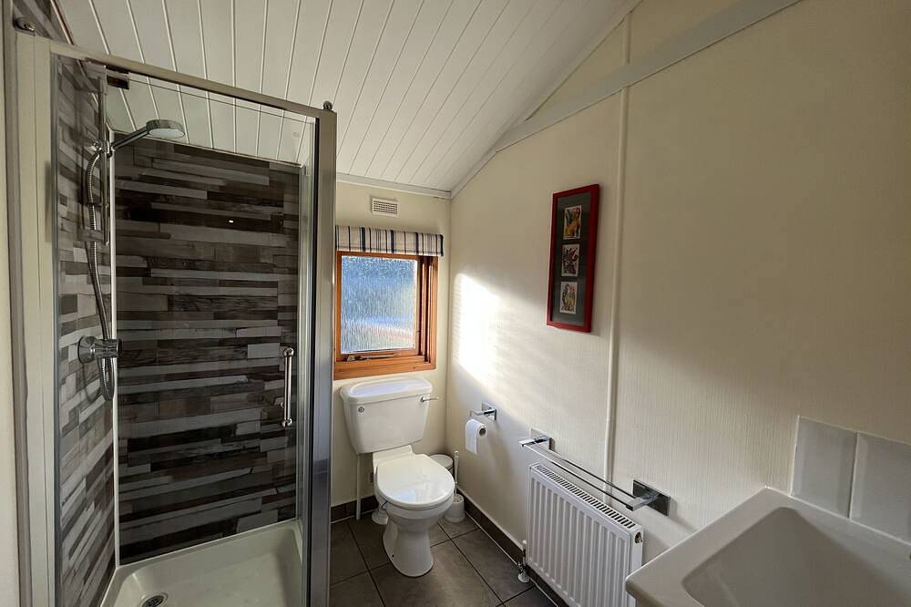 A homely lodge with open lake view in Lake District