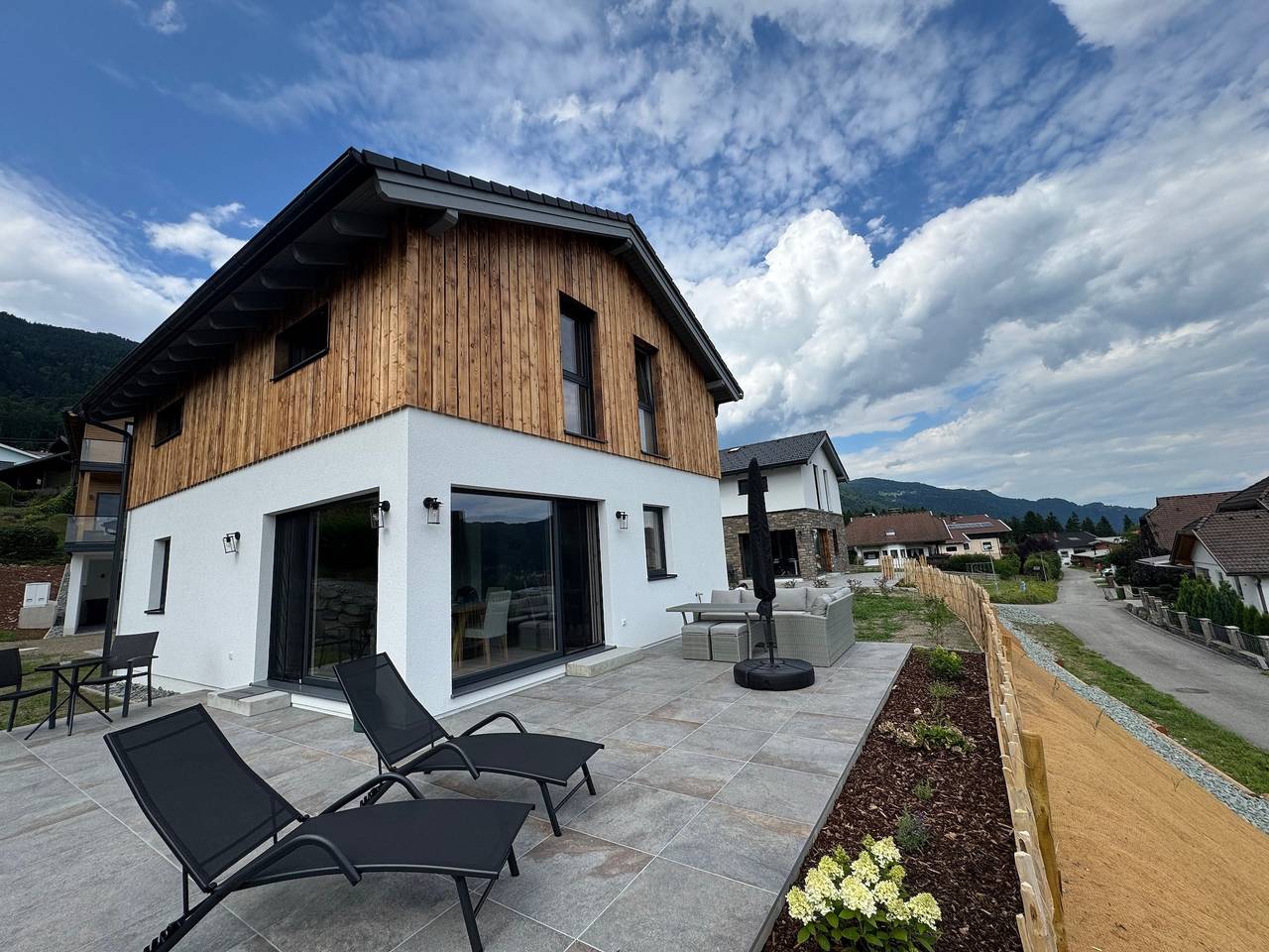 Ferienhaus 'Almrausch' mit Seeblick, privater Terrasse und Wlan in Bodensdorf, Gerlitzen