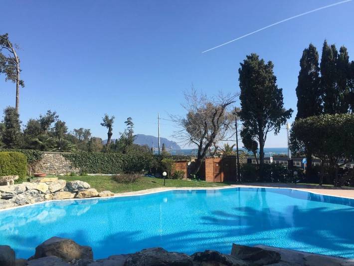 Appartamento per 2 persone, con Giardino e Piscina nonché Panorama in Nervi (Genova)
