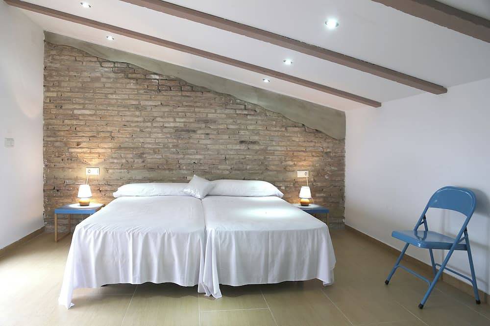 Beachfront villa in Valencia for up to 25 people. in Platja del Cabanyal - Les Arenes (Valencia), Valencia