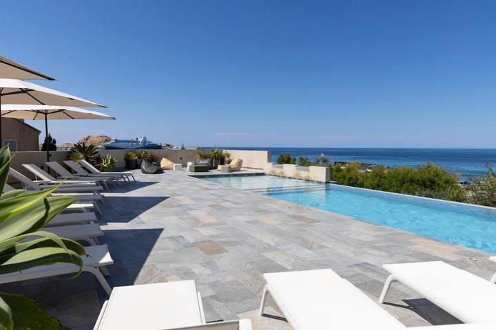 Location de vacances pour 4 personnes, avec Terrasse ainsi que Piscine et Vue dans Office De Tourisme De L Ile Rousse