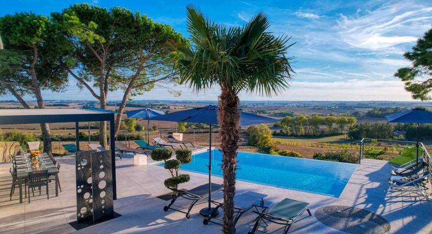 Location de vacances pour 12 personnes, avec Jacuzzi et Terrasse ainsi que Jardin et Piscine à Moncaut