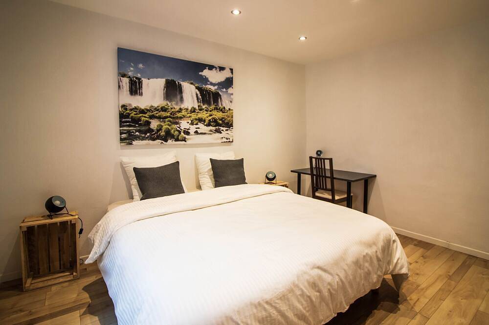 Apartamento entero, Estudio-Superior-Baño Privado-Vista a lugar emblemático-Le Studio in Saint-Paul-Trois-Châteaux, Región de Nyons