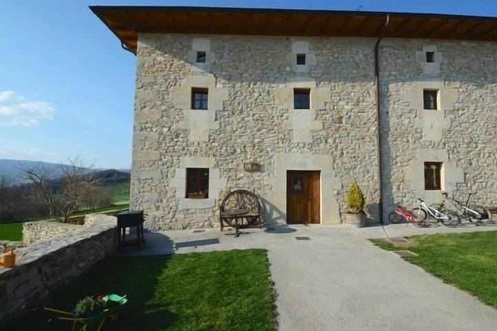 Gîte pour 14 personnes, avec jardin et terrasse, animaux acceptés - 1