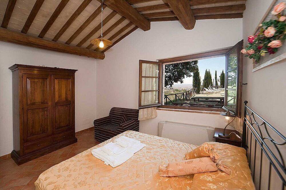 Casa Nocetta F: A characteristic and welcoming age-old farm house surrounded by the greenery, with Free Wi-Fi. in Montefiascone, Provincia de Viterbo