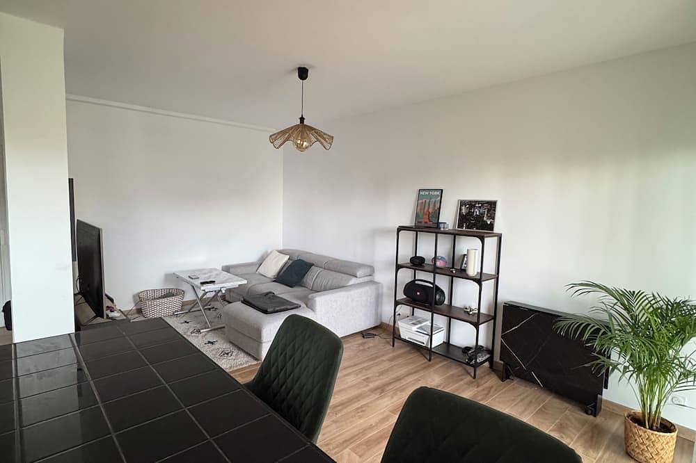 Entire apartment, Large 2-room apartment with quiet sea view + parking in Nice (France), Nice region