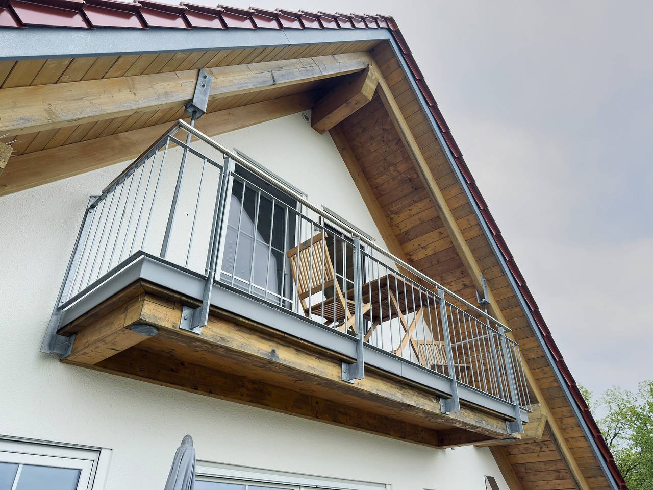 Zimmer 'Waldzimmer' mit privatem Balkon, Gemeinschaftsgarten und Wi-Fi - ohne Küche in Friedrichshafen, Region Bodensee-Oberschwaben