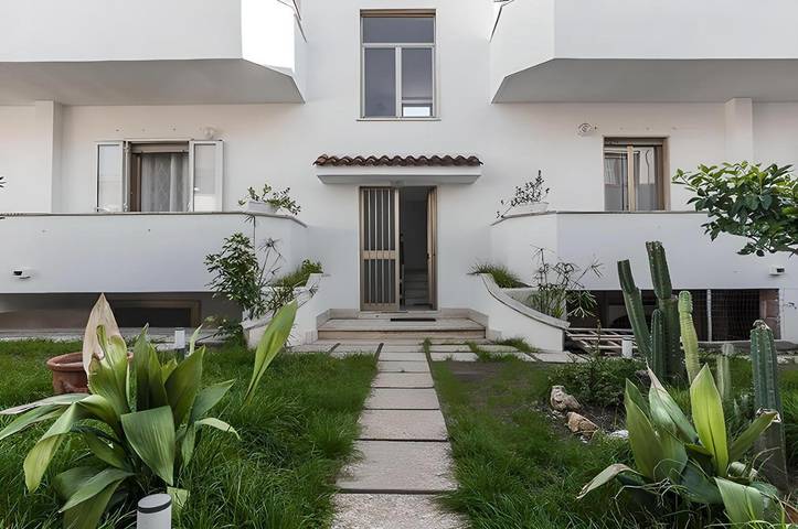Ferienwohnung für 6 Personen, mit Balkon und Terrasse sowie Ausblick in Mondragone