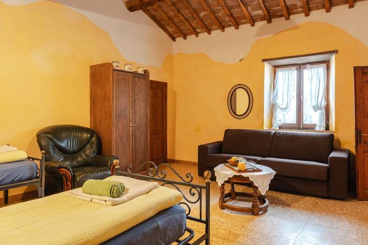 Appartamento intero, Appartamento 'Reggioli- Appartamento Erborista' con vista sulle montagne, giardino in comune e Wi-Fi in Gaiole in Chianti, Chianti