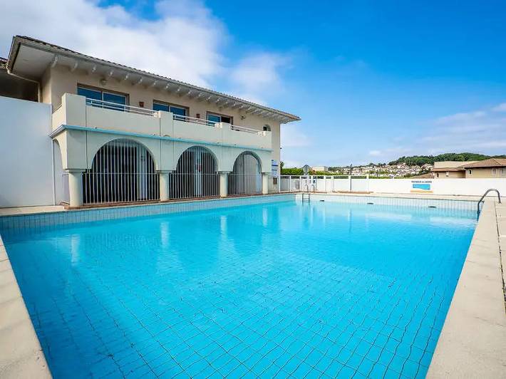 Appartement de vacances pour 4 personnes, avec piscine et terrasse