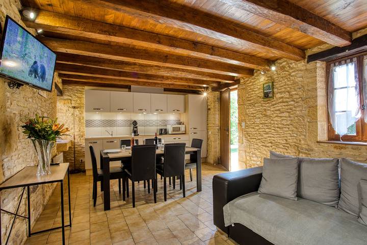 Gîte pour 7 personnes, avec piscine et terrasse ainsi que jardin et jacuzzi, animaux acceptés à Saint-Crépin-et-Carlucet - 3