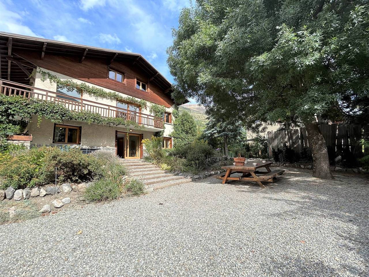 Entire apartment, 3-room apartment with garden and parking in Le Monêtier-les-Bains in Le Monêtier-les-Bains, Serre Chevalier