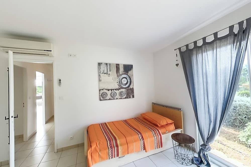 Cottage, swimming pool, enclosed garden, quiet location for families, Pets welcome in Flayosc, Draguignan en omgeving