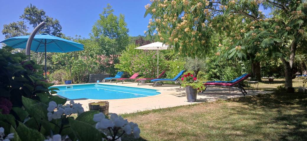 Gîte pour 8 personnes, avec jardin ainsi que terrasse et piscine