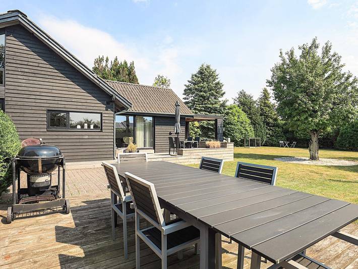 Ferieudlejning for 5 personer, med Terrasse og Have i Karrebæksminde