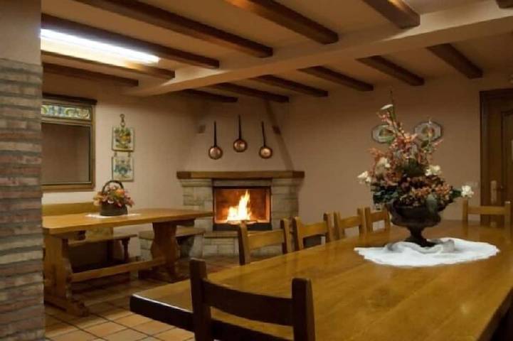 Casa de vacaciones para 15 personas, con jardín además de jacuzzi y balcón en Ribera Navarra