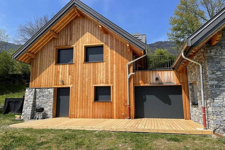 Location de vacances pour 7 personnes, avec terrasse et jardin ainsi que jacuzzi et sauna dans Plan D Eau Des Hurtieres