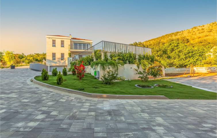 Reizende 250 m² große Ferienwohnung mit Pool und Terrasse, 1,5 km vom Zentrum von Dugopolje entfernt in Dugopolje, Dalmatinisches Zagora