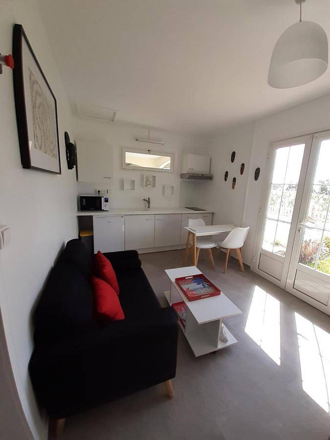 Gîte pour 2 personnes, avec piscine ainsi que jardin et jacuzzi à Sainte-Suzanne - 2