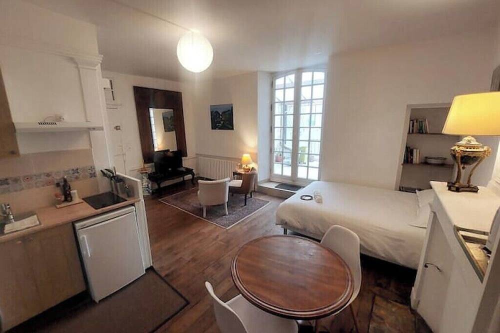 Ganze Wohnung, Central studio with large private terrace, calm and light in Poitiers, Vienne
