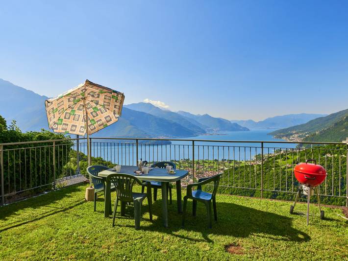 Ferienhaus für 4 Personen, mit Balkon und Terrasse sowie Garten und Seeblick am Comer See