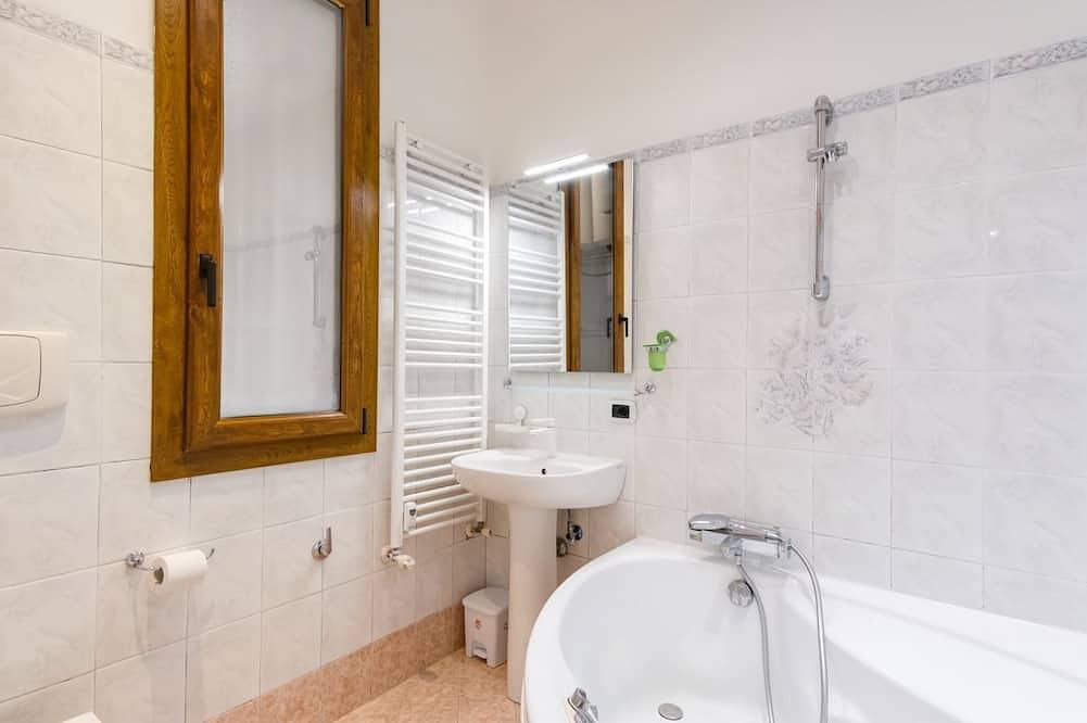 Ganze Wohnung, Elegantis.it San Giovanni Suite - Chic Apartment with Bathtub Near Historic Cent in Rom, Rom Provinz
