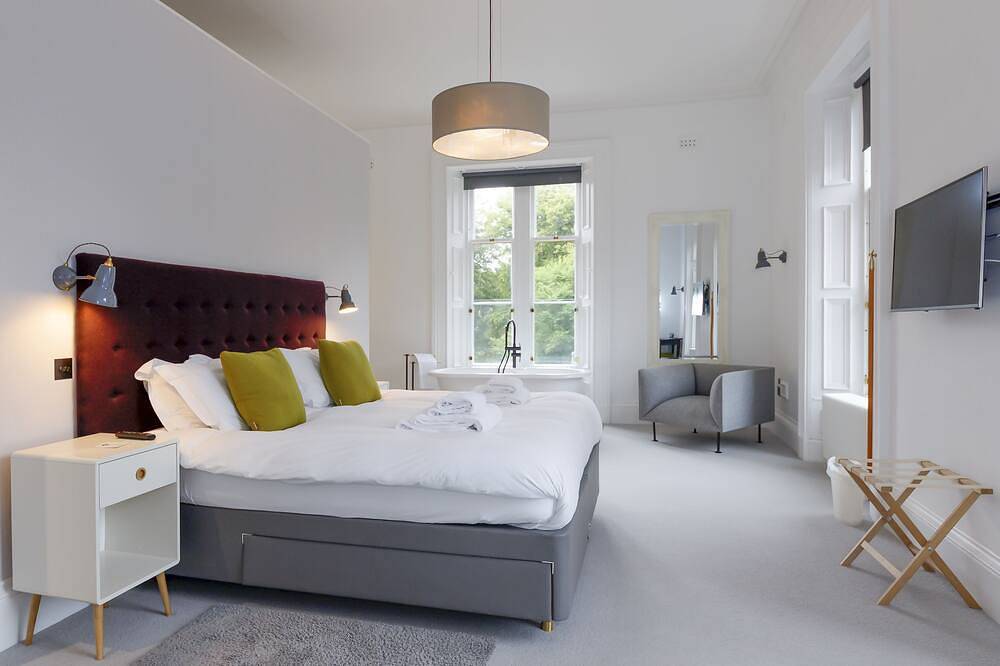 A lews castle that sleeps 2 guests in 1 bedroom in Lewis and Harris, Äußere Hebriden