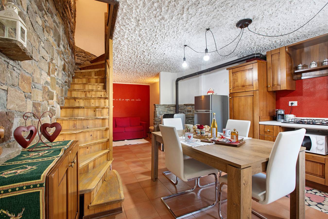 Appartement entier, Appartement 'La Petite Maisonnette' avec vue sur montagne et balcon in Plan d'Introd, Comune di Introd