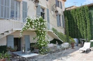 Chambre d’hôte pour 2 personnes, avec terrasse ainsi que jacuzzi et piscine à Châteauneuf-de-Gadagne