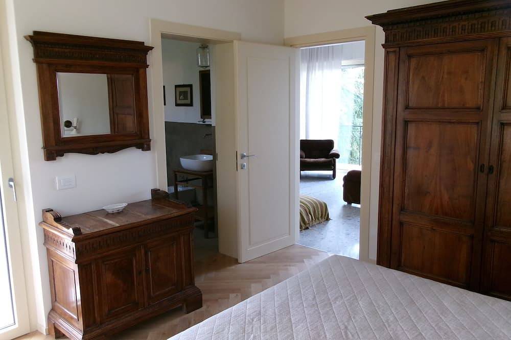 Elegant apartment, villa surrounded by greenery a stone's throw from the lake and the village in Garde, Montagnes autour du lac de Garde