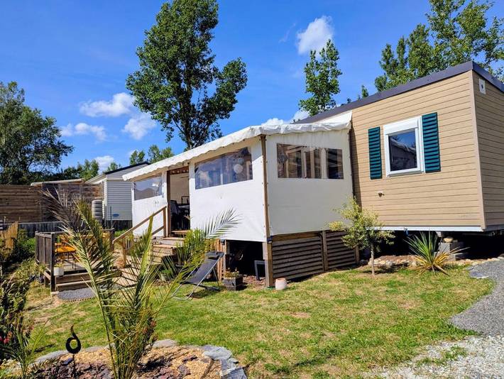 Camping pour 8 personnes, avec Jacuzzi et Terrasse ainsi que Jardin et Piscine