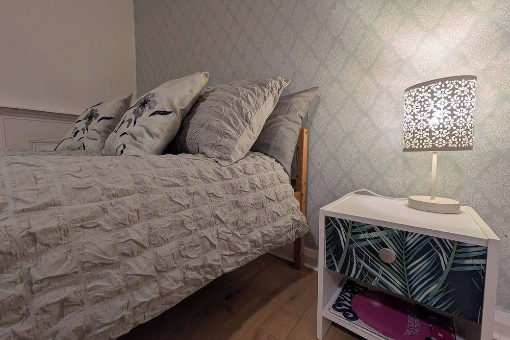 1-Bed Home for 2, Parking, Garden & Great Location in Worcester, Worcestershire