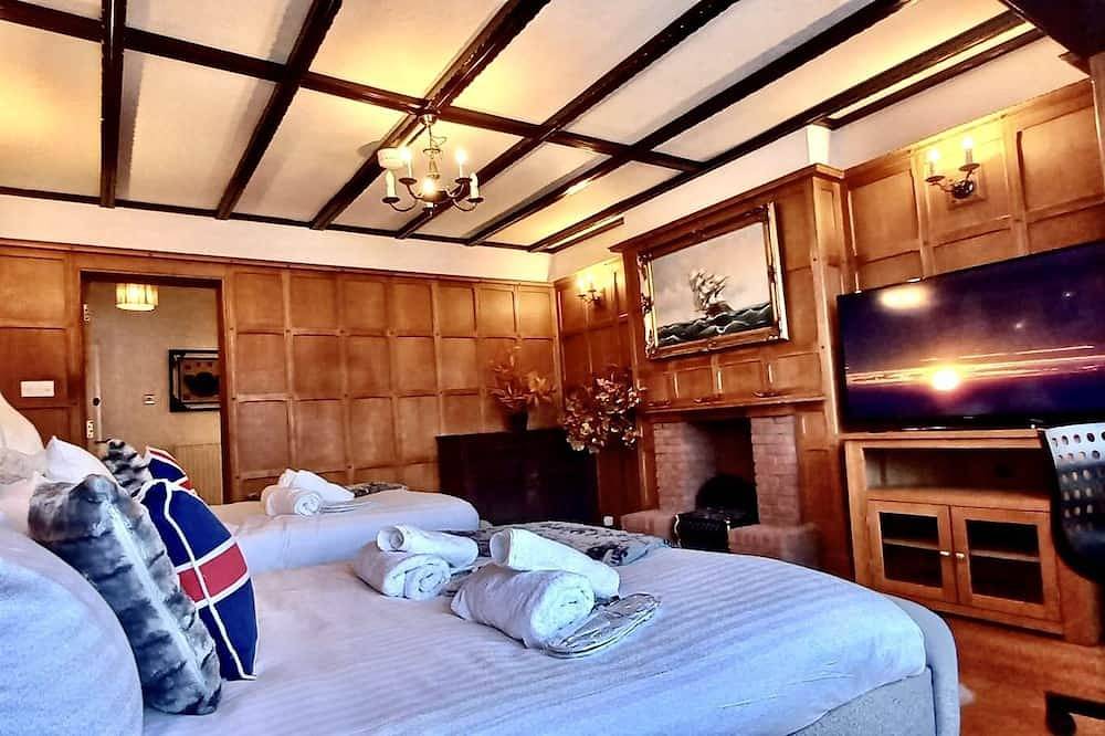 Cambridge Premium Luxury 4 Bedroom Large House with Parking| 5 mins to River Cam in Cambridge, Cambridgeshire