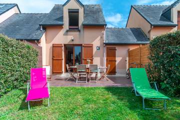 Gîte pour 4 personnes, avec jardin ainsi que terrasse et piscine dans Plage De La Falaise