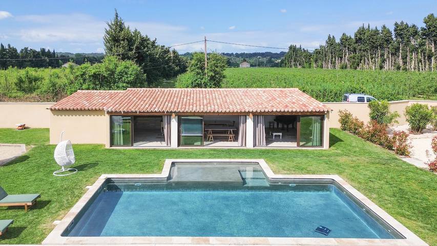 Location de vacances pour 12 personnes, avec terrasse et jardin à Noves - 2