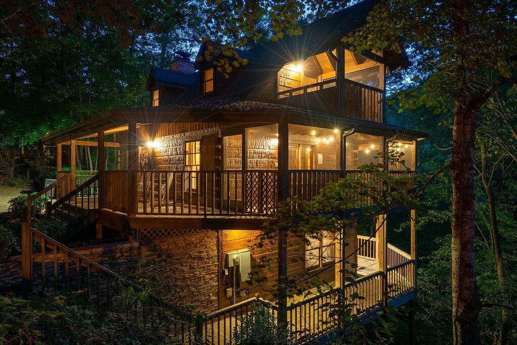 Secluded 4Br Cabin w/ Hot Tub & Games and Huge Decks!! in Sevierville, Sevier County