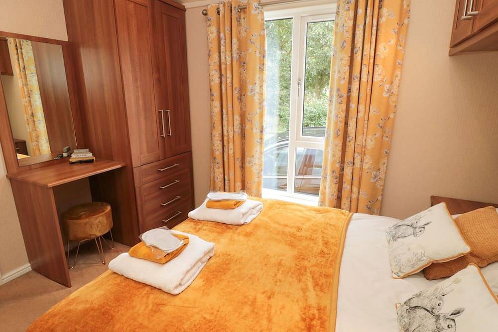 Number 43 Burnside Lodge, pet friendly, with hot tub in Felton in Northumberland
