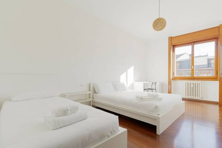Ganze Wohnung, GuestHost - Spacious 100m2 flat, ideal for up to 6 people, located on the fourth floor of a building with lift.The apartment is located in the Zara district, a key & well-connected area that connects the residential and commercial area of ​​Viale Zar in Mailand, Mailand Provinz