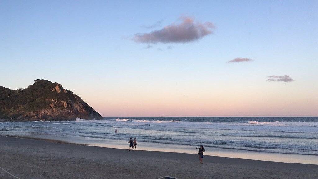 House with swimming pool on the seafront. Air conditioning and Tv in all rooms. in São Francisco do Sul, Baía da Babitonga