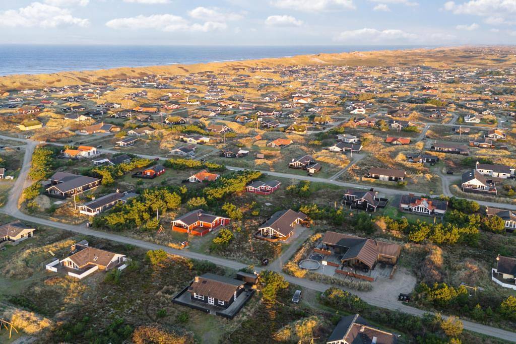 Well-kept vacation gem with terrace, spa and map to the North Sea in Bjerregård, Holmsland Klit