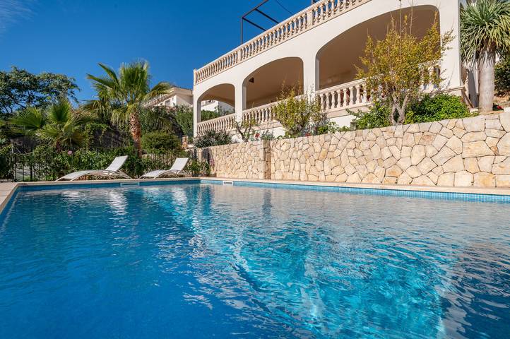 Villa für 8 Personen, mit Balkon und Whirlpool sowie Terrasse und Garten auf Mallorca Westen