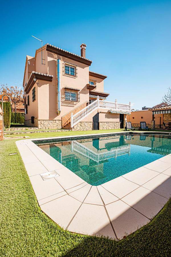 Chalet para 14 personas, con vistas además de jardín y piscina en Vega de Granada - 2